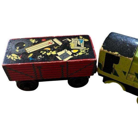 Thomas & Friends Wooden Railroad Dirty Scruff & Garbage Car - Picture 2 of 8